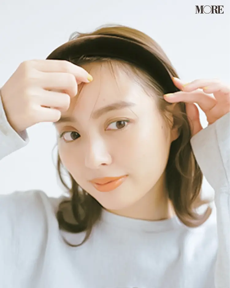 太カチューシャのヘアアレンジ3 前髪にヘアワックスをつける