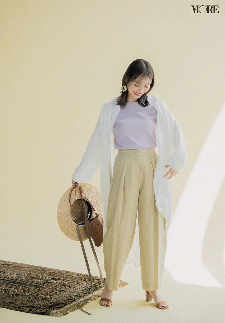 ラベンダー色のTシャツにロング丈シャツをはおる