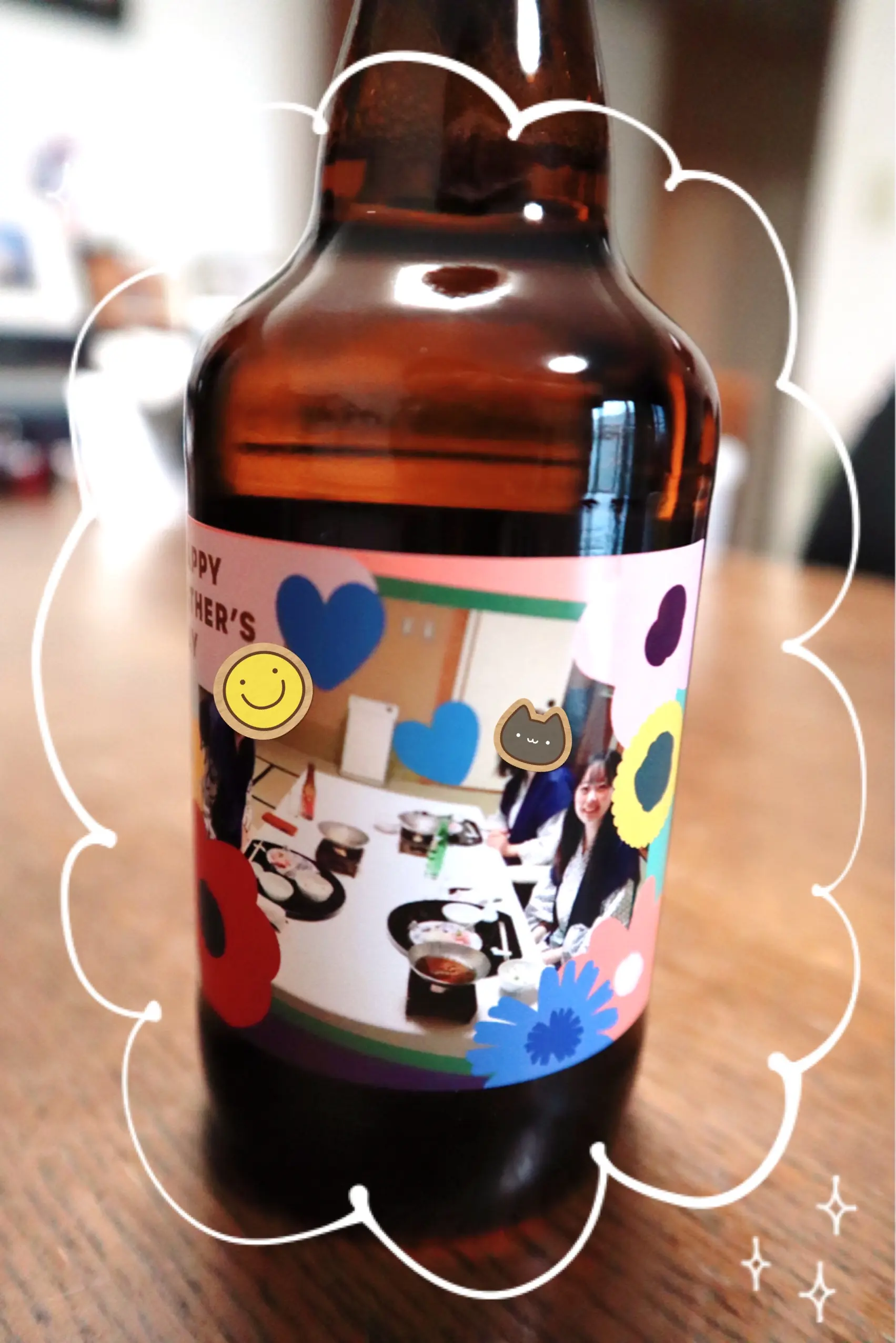 家族写真がプリントされた、オリジナルラベルの瓶ビール。先程の写真のアップ