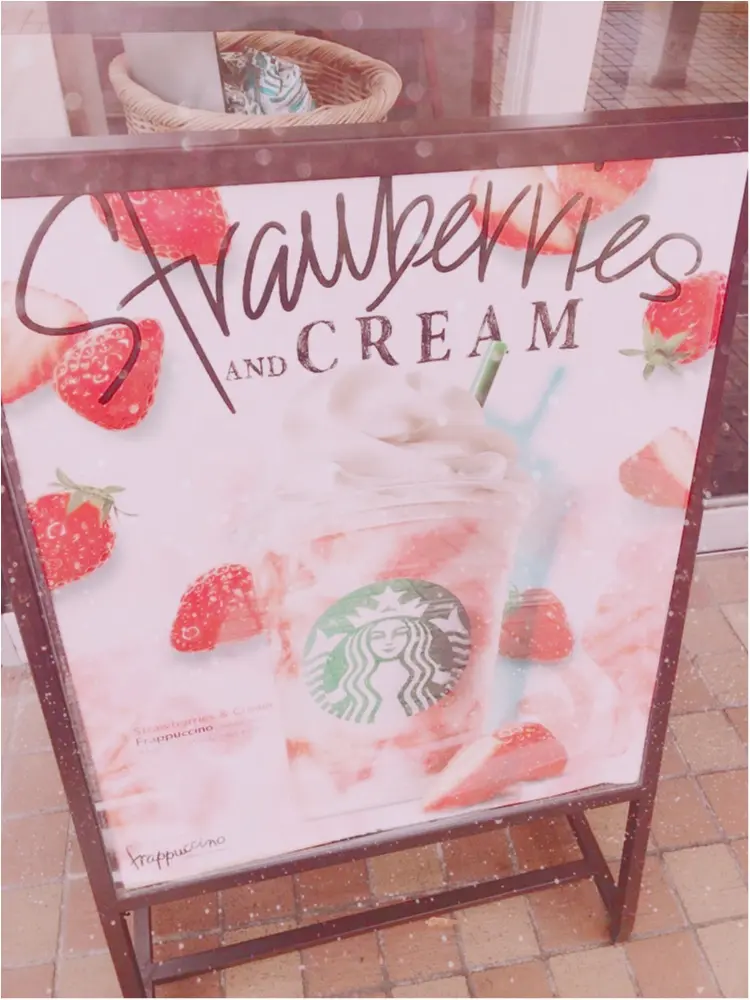 店員さんのお墨付き◎まるであのお菓子!?と噂のカスタムをやってみた☻スタバのストロベリークリームフラペチーノ♡_1