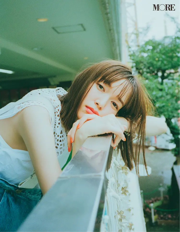 白いブラウスを着た佐藤栞里