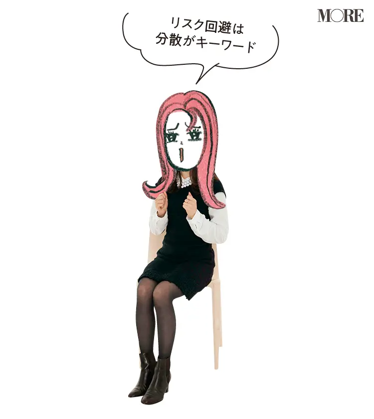 A子さんが椅子に座ってガッツポーズをしている様子。顔部分はイラスト。