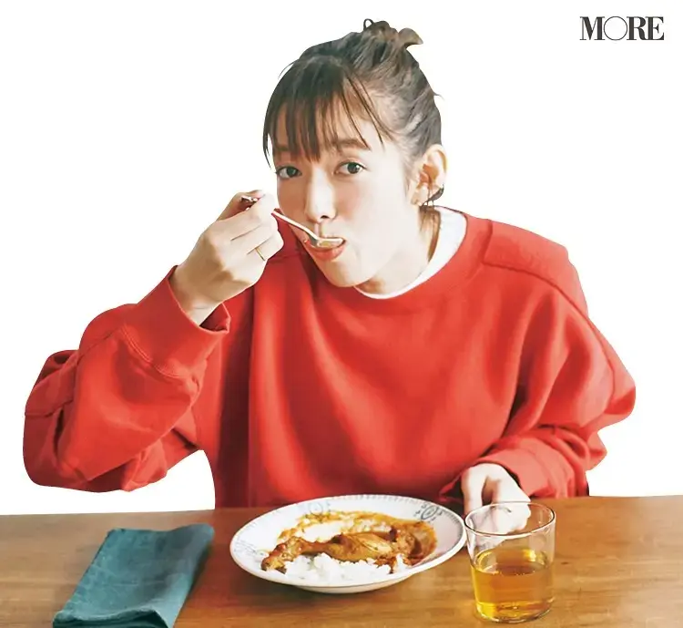 岩手県からお取り寄せしたチキンカリーを食べる佐藤栞里