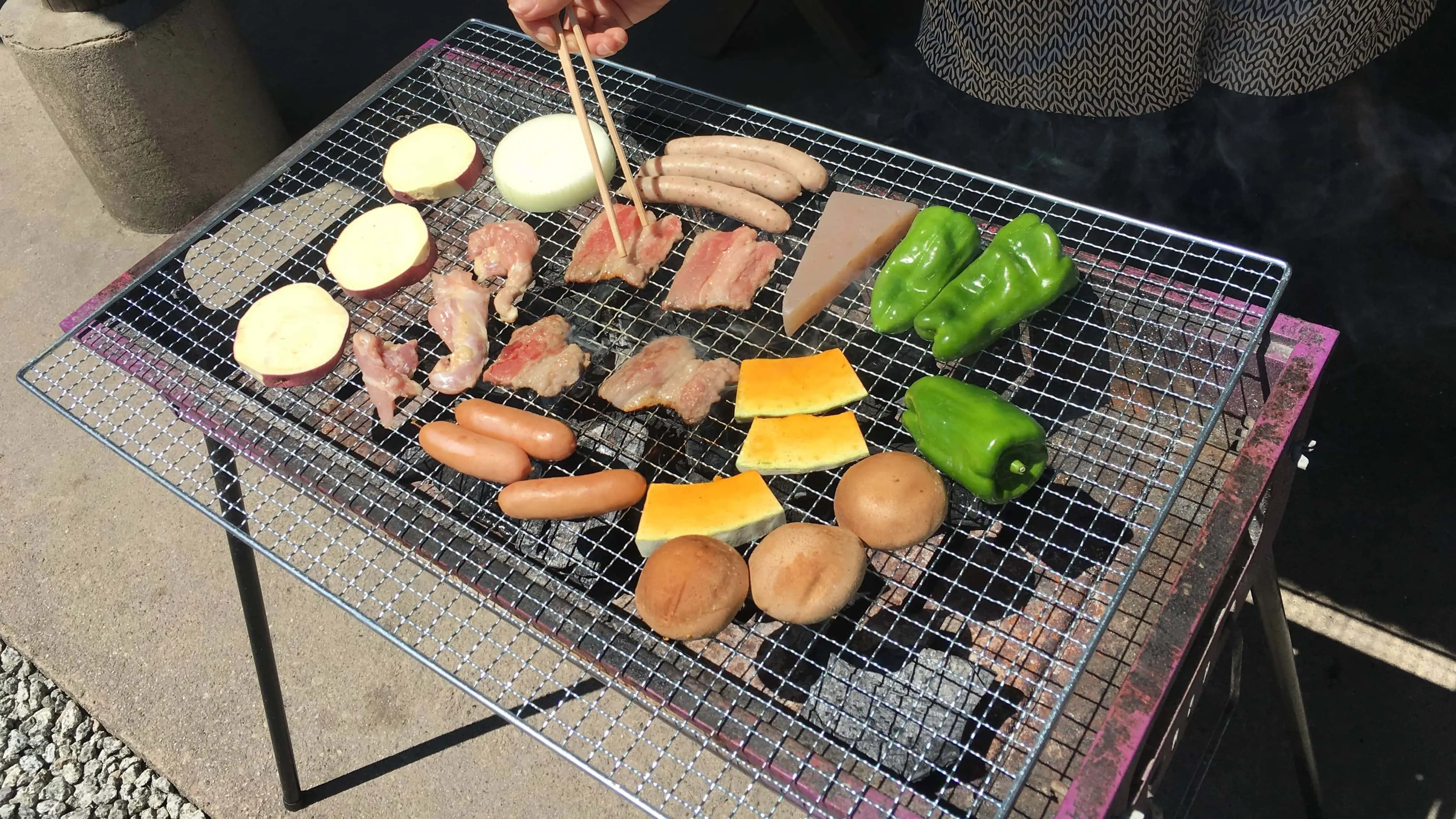 キャンプ場でワイワイBBQをしている写真
