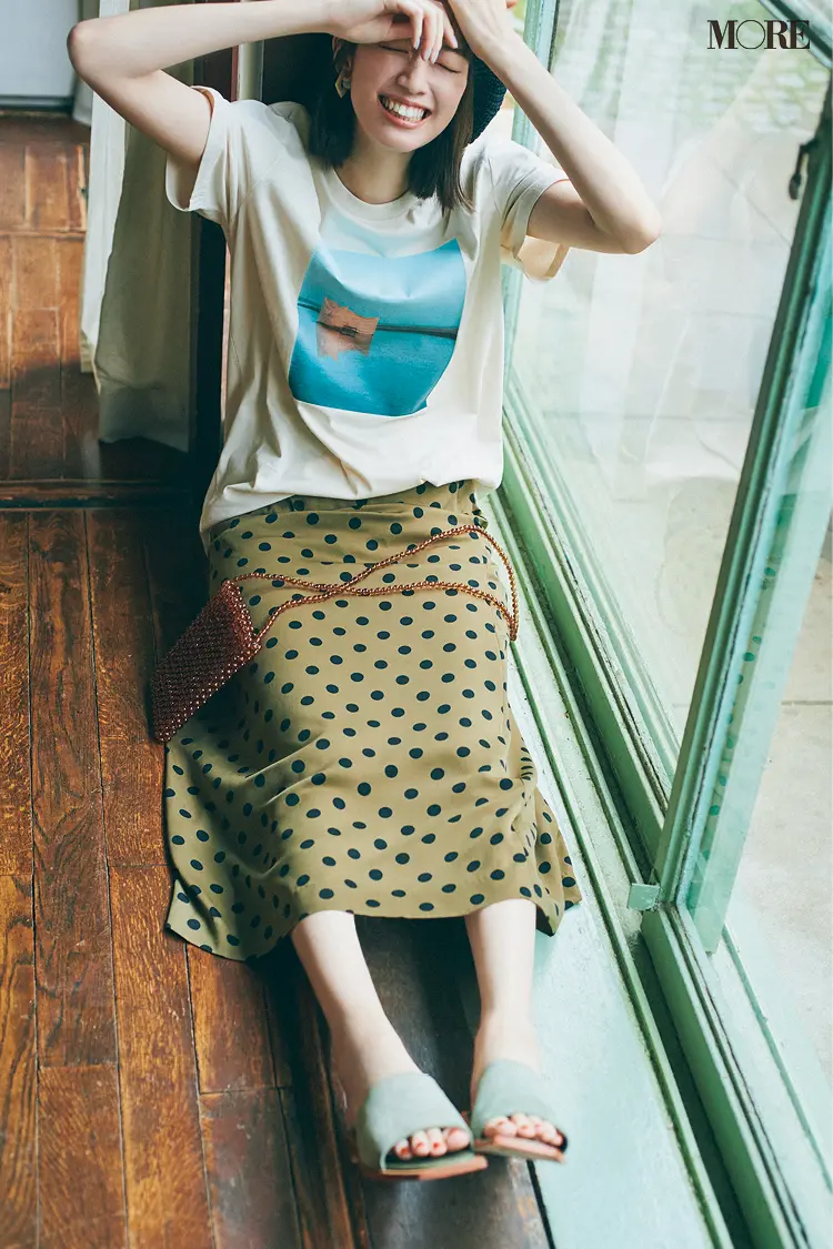 グラフィックTシャツ×ドット柄スカートコーデの佐藤栞里