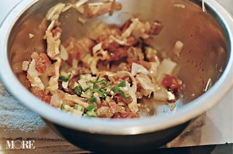 梅肉で生臭さを消す。だしは市販のほうじ茶に白だしを加えるだけ