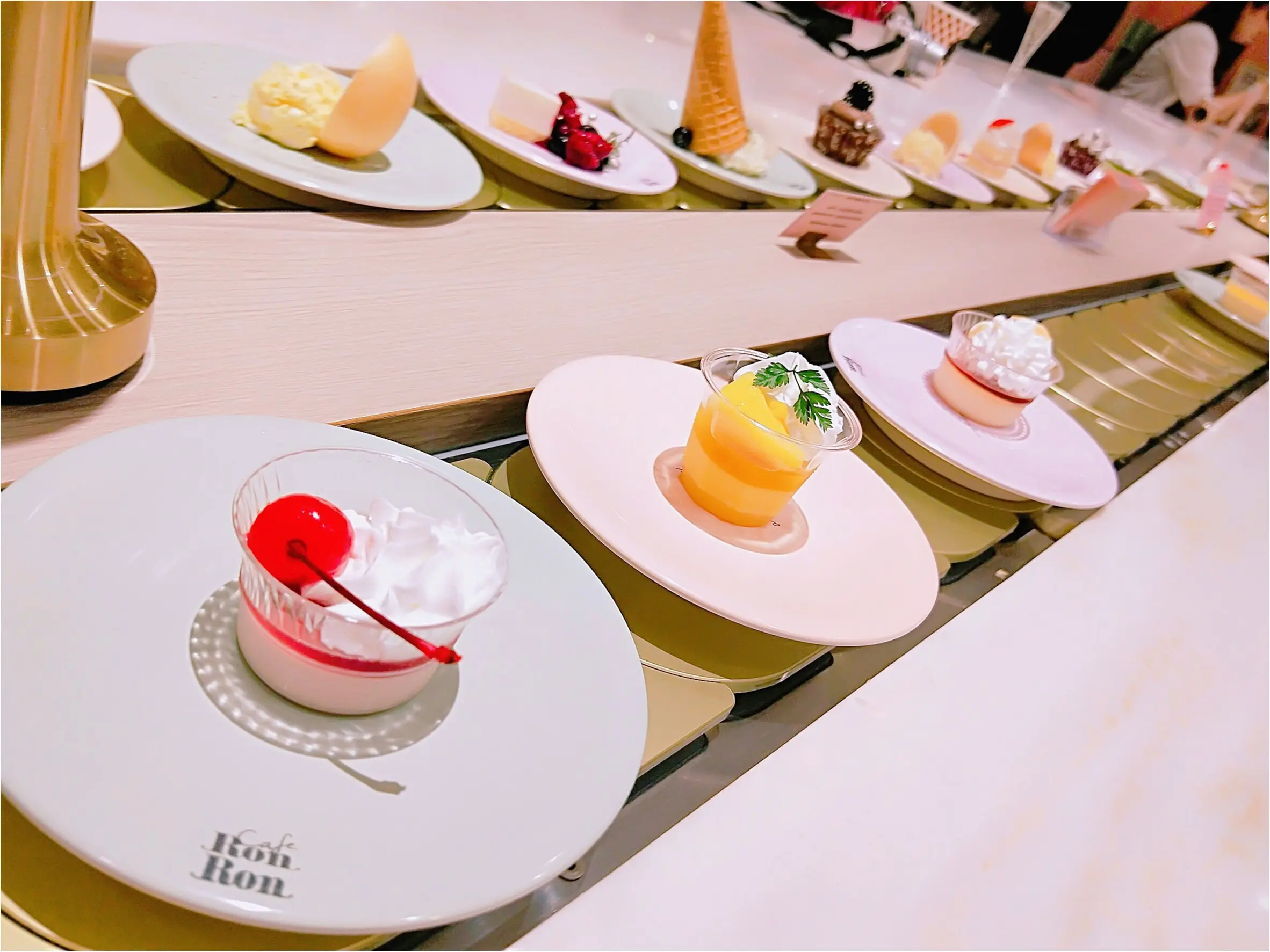 【ご当地モア❤️東京】回転寿司ならぬ“回転スイーツ”!?「MAISON ABLE Cafe Ron Ron 」でモアハピ部女子会〜食べ放題をお得にする裏ワザも✨_4
