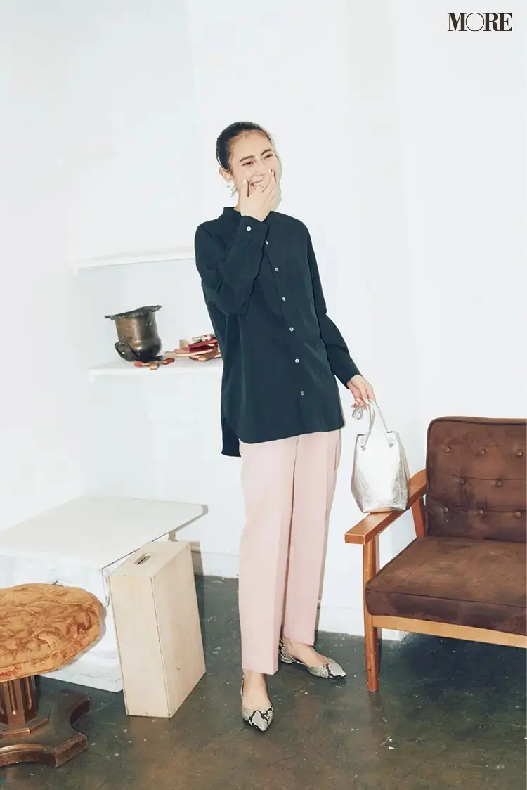 【2021春コーデ】ダークカラーのシャツ×きれい色パンツのコーデ
