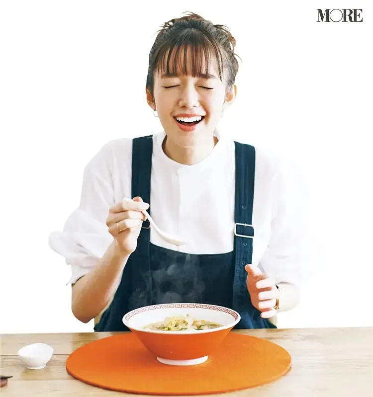 奈良県からお取り寄せした天理スタミナラーメンを食べる佐藤栞里