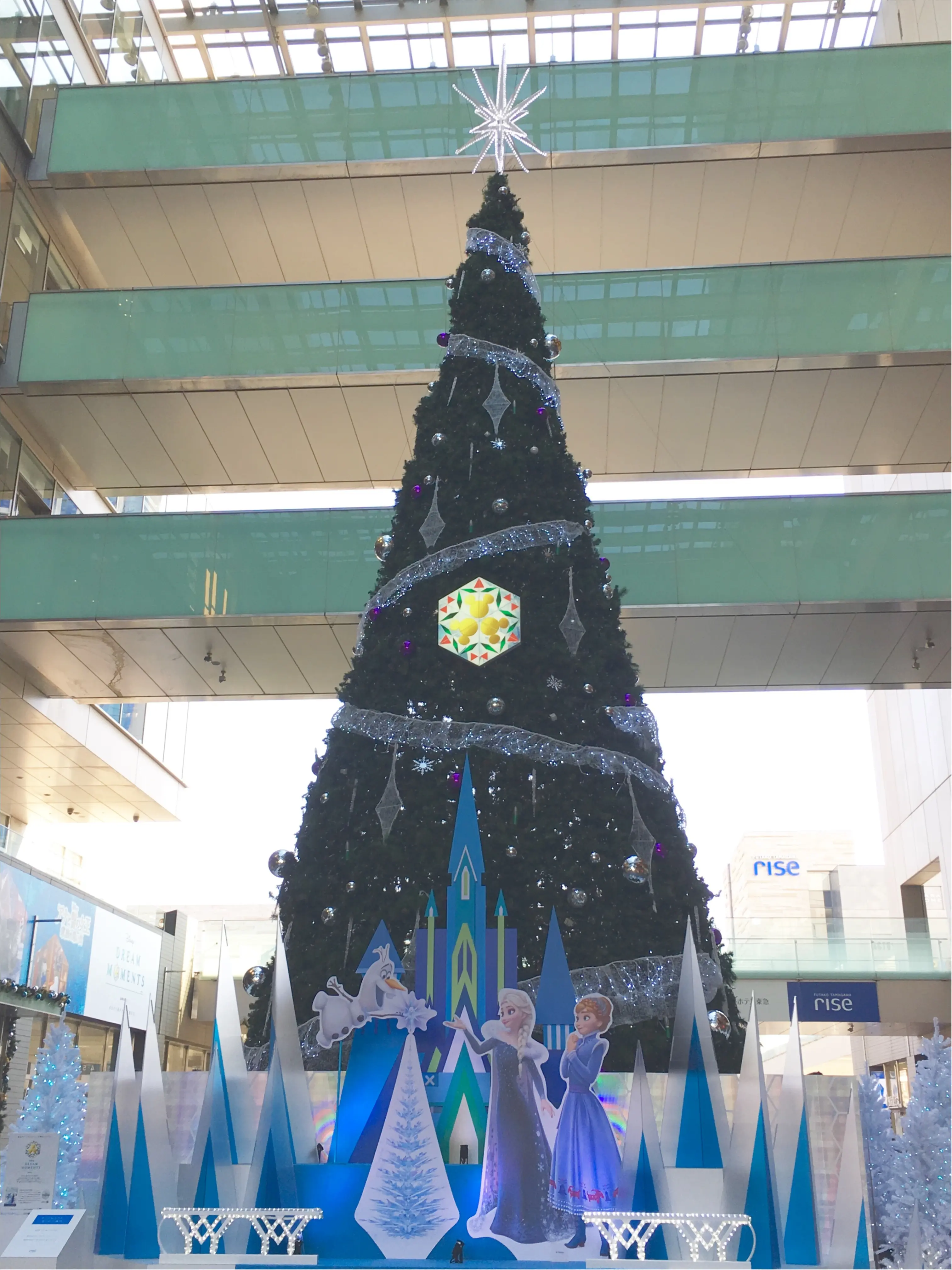 《ひと足早いクリスマス❤️》フォトジェニックな【アナと雪の女王 コラボツリー】が見られるのはココ!_2