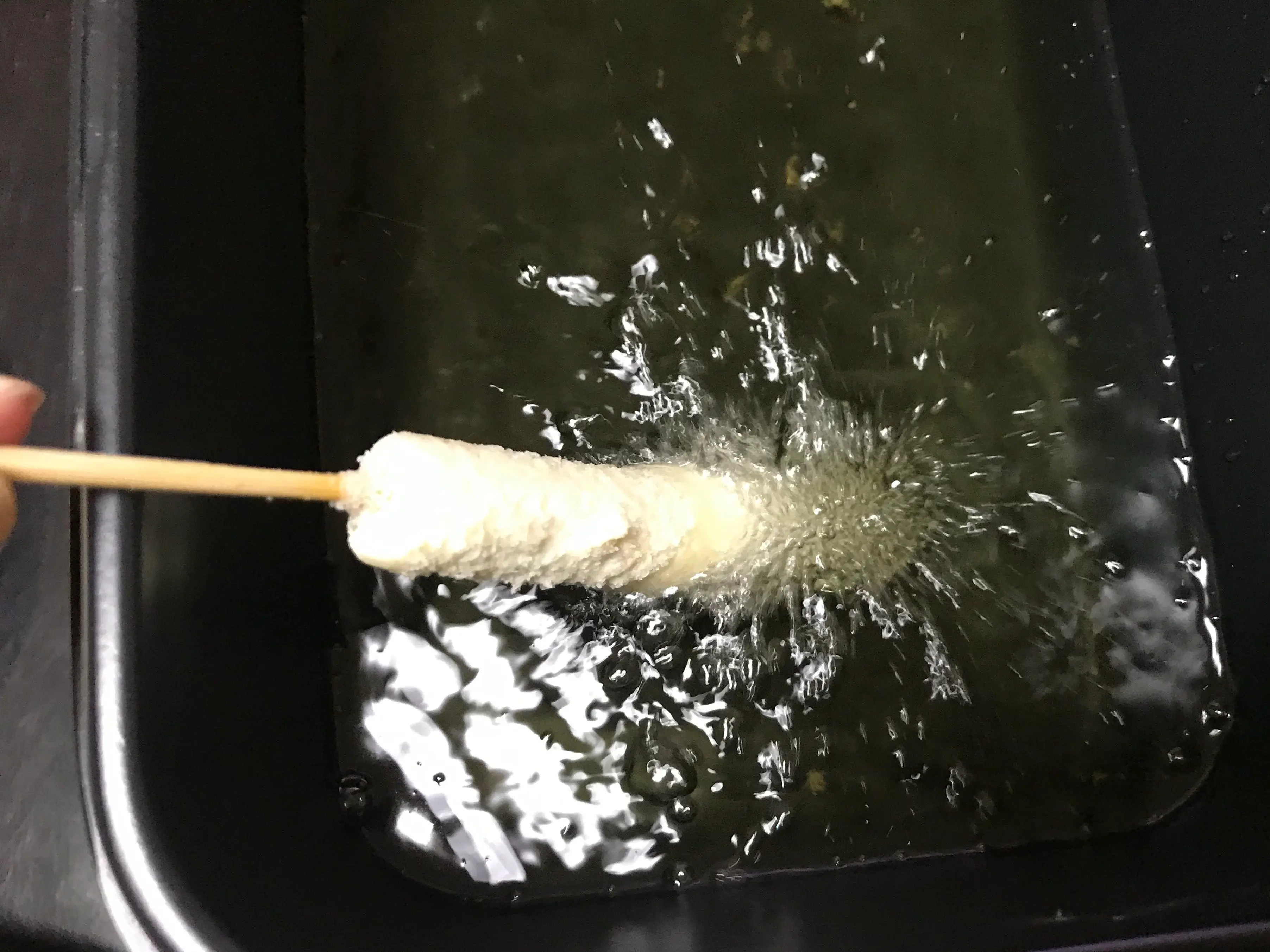 串カツを揚げているところ(序盤)