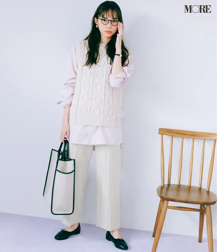 骨格診断でナチュラルタイプの人におすすめなベージュのワイドパンツでお仕事コーデに