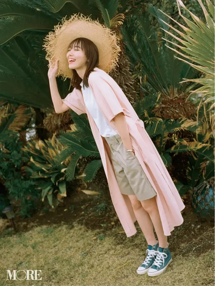 【白Tシャツコーデ】アイシーな色のワンピースと重ねる
