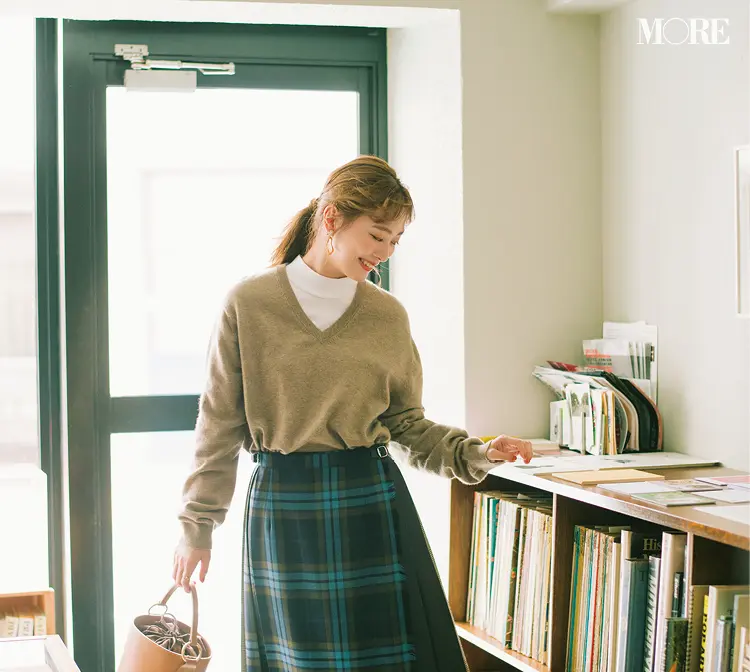 Vネックの「V」のところから何を見せればおしゃれなの?問題を解決! 内田理央が実践してみた_4