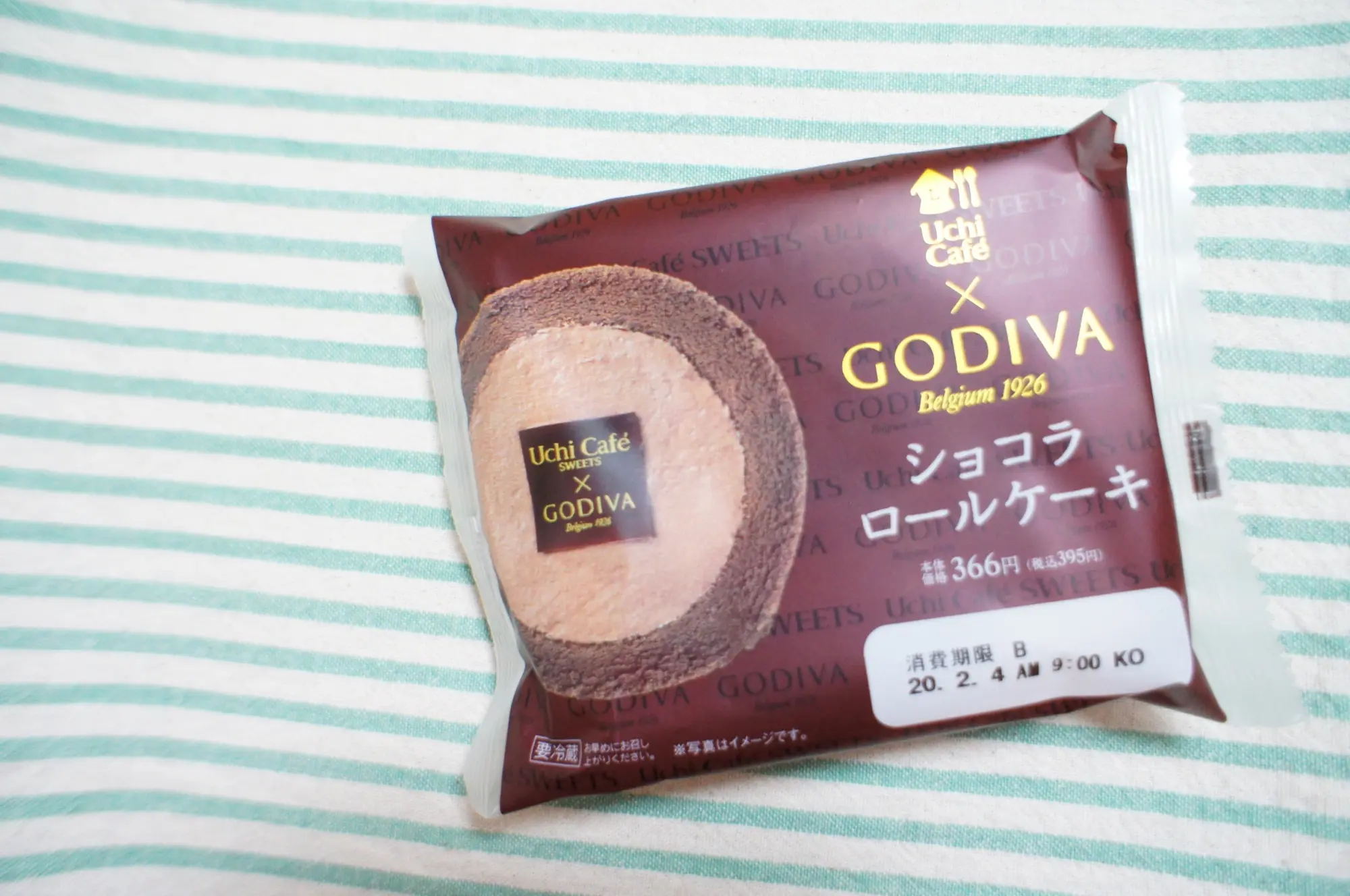 《発売2週間で250万個販売❤️》の大人気コラボ品が復活!【Uchi Café×GODIVA ショコラロールケーキ】が絶品☻_1