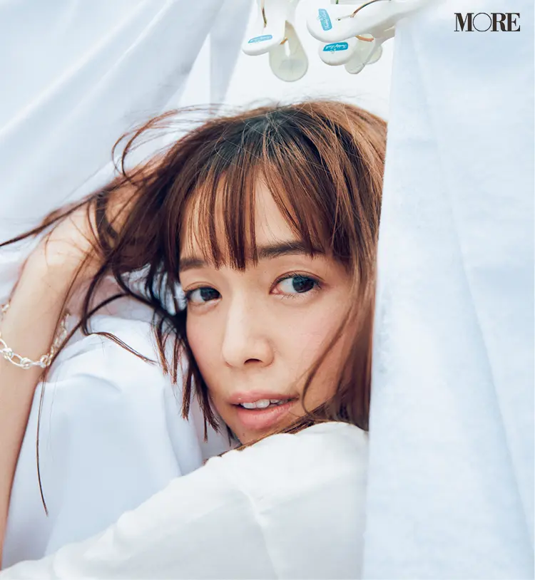 白Tシャツを着てシルバーブレスレットをつけた佐藤栞里