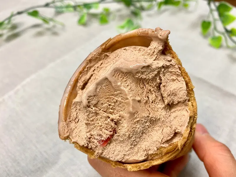 『Mr. CHEESECAKE』と『セブン‐イレブン』のコラボアイス「ワッフルコーン ミスターチーズケーキ カカオラズベリー」の断面写真