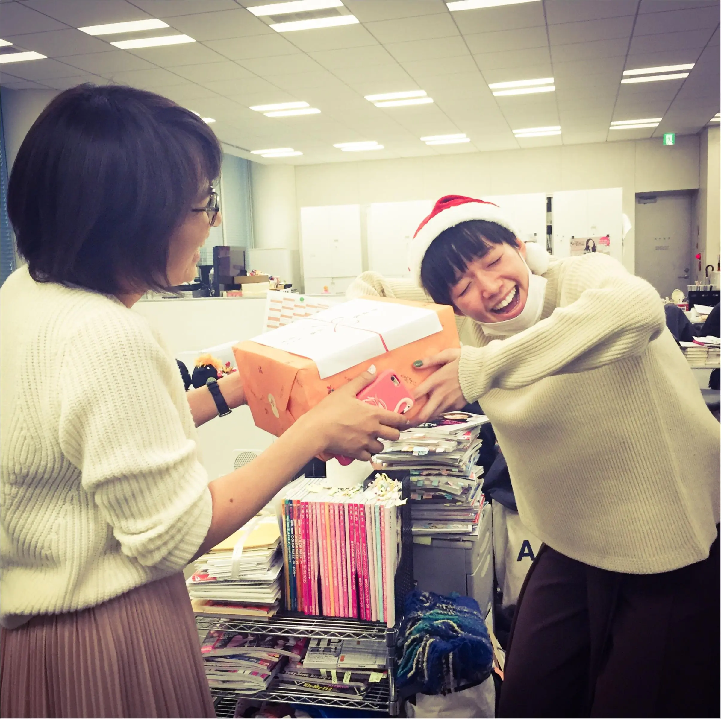 【オフショット】佐藤ありさ&佐藤栞里がサンタになってやって来た‼︎_3