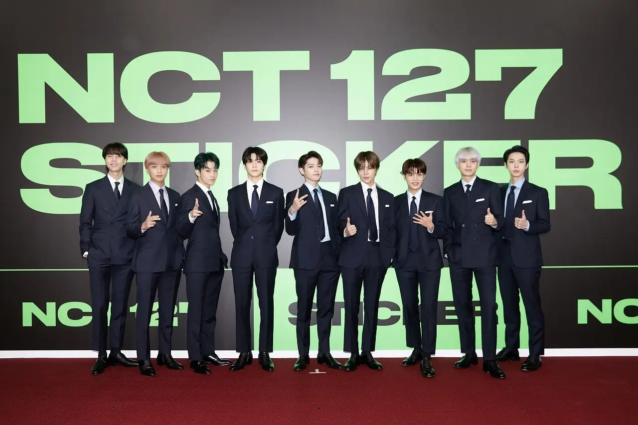 NCT 127 のメンバー(左から)ジャニー、ヘチャン、マーク、ジェヒョン、テヨン、ユウタ、テイル、ジョンウ、ドヨン