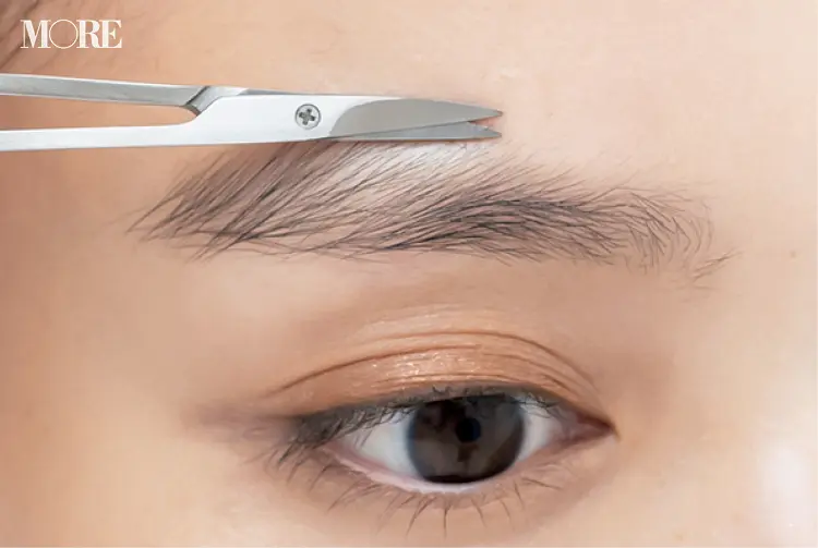 はさみを使った正しい眉のお手入れ方法
