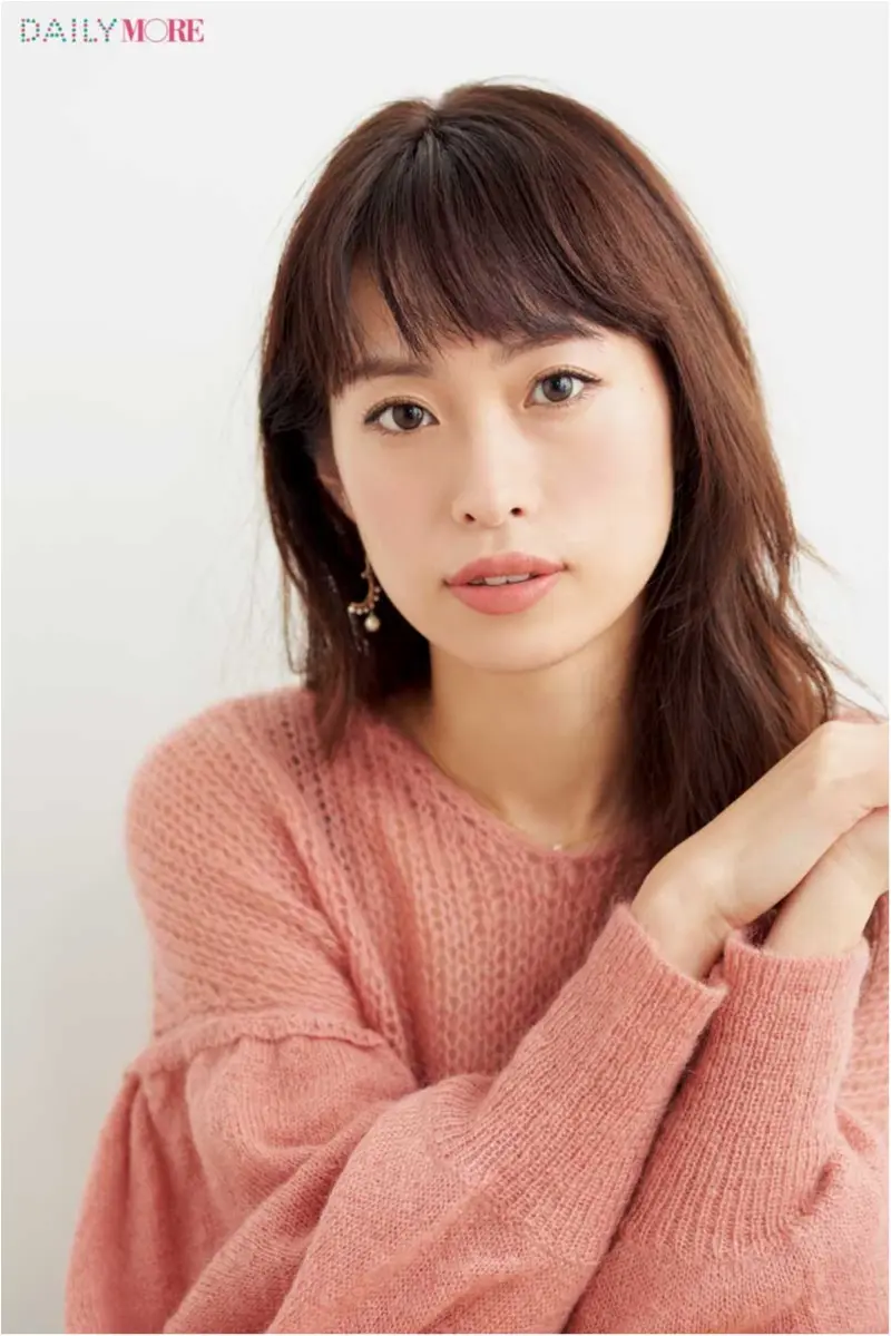 美容家・岡本静香さんは、大人っぽ&明るさ足しで洗練リップに! 【瞬時にイメチェン♡きれいな人が使うスタメンリップ】_1