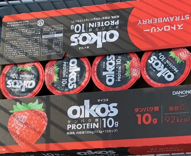 こちらも超人気商品 オイコスのヨーグルト 高タンパクで脂肪ゼロ、カロリーは92kcal!! 1ケース12個入りで1000円ちょっと! コンビニと値段を比べると 遙かに安いのでかなりお得です♡ 行くと必ずチェックしています♩ ちなみに味もヘルシーヨーグルトなのに とっても美味しいです♡ ドはまりして朝ご飯に食べることが多いです!