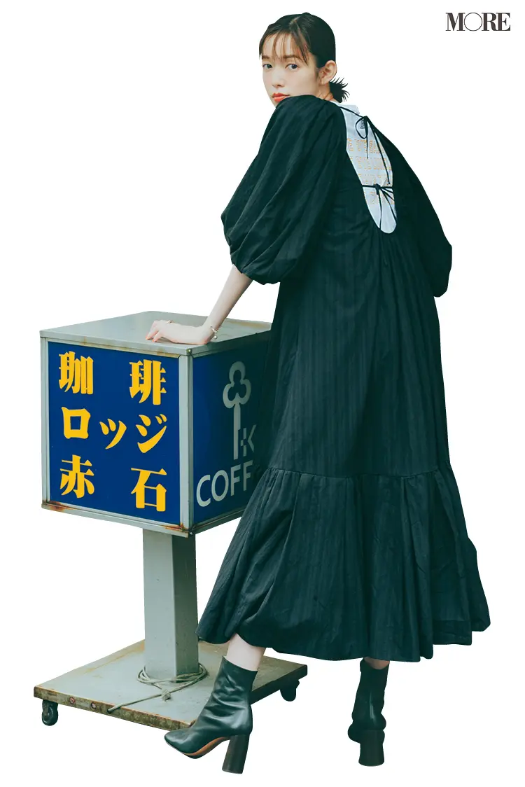 黒ワンピースを着てセリーヌのブーツをはいた佐藤栞里