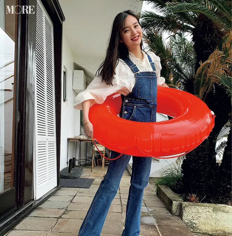 MORE7月号新川優愛のオフショット。浮輪をフラフープのようにして遊んでいる様子