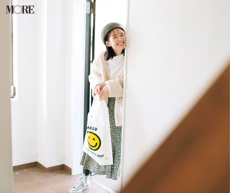ベレー帽にコンバースのスニーカーの佐藤栞里