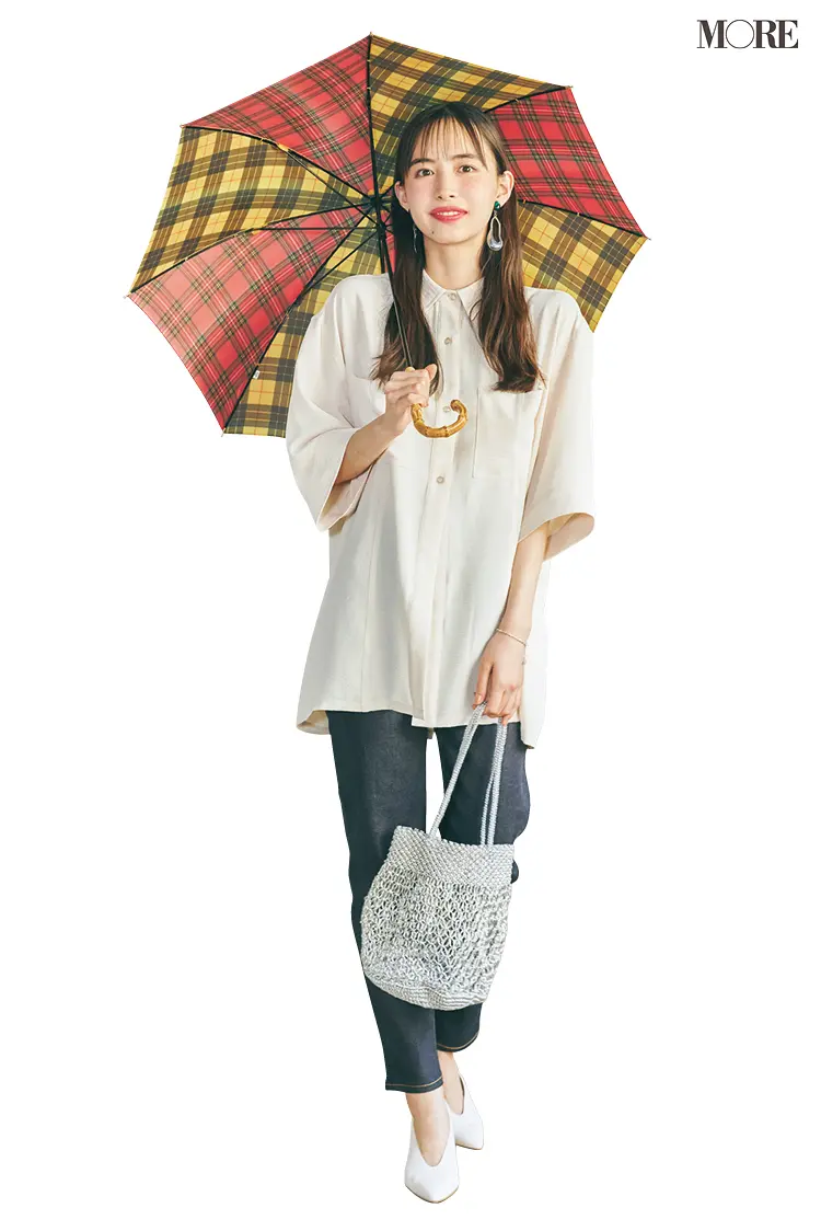 白シャツ×デニムコーデで傘をさした井桁弘恵