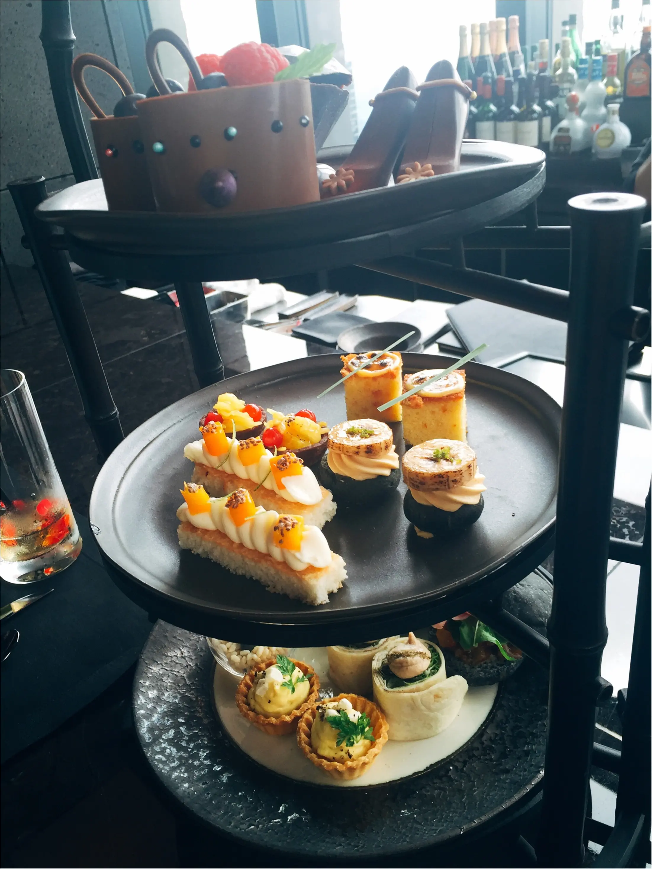 【アマン東京/ブラックアフタヌーンティー】黒をテーマにシックなTea Time♡宝石箱・バッグ・ハイヒールのショコラ❤︎_6