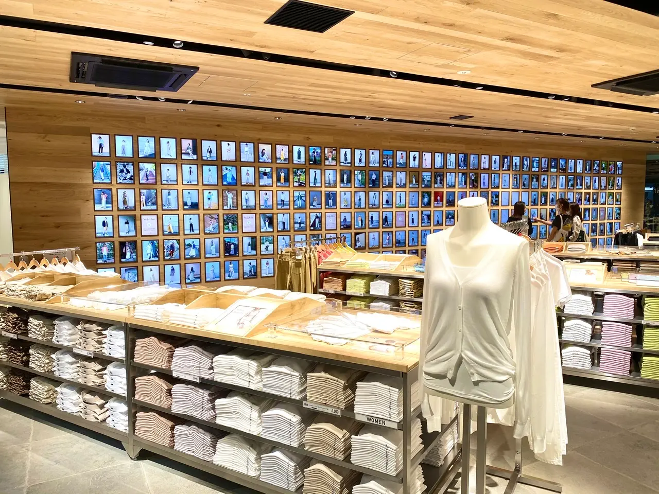 【内覧会レポ】『ユニクロ 原宿店』6/5(金)オープン!リアルとバーチャルを融合した店内では、お花も買える⁉︎ PhotoGallery_1_5