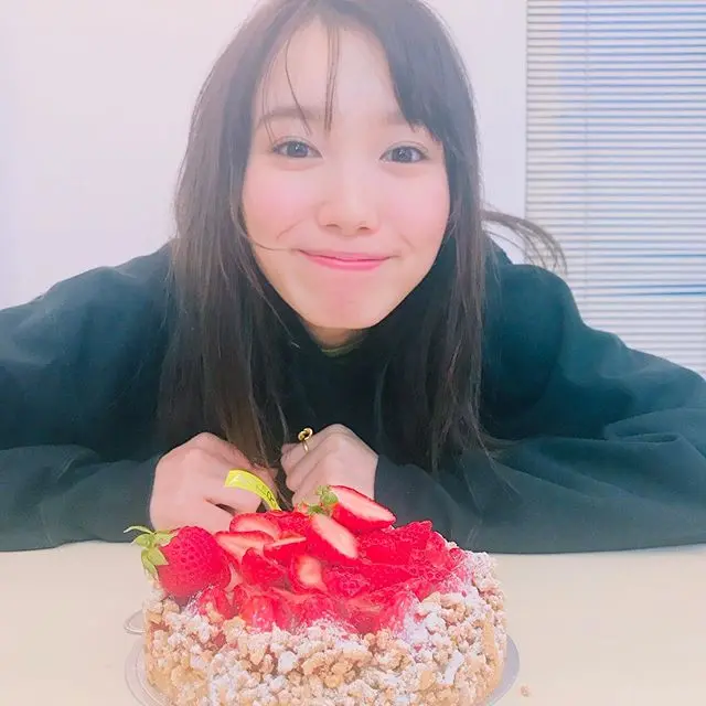 飯豊まりえオフショット