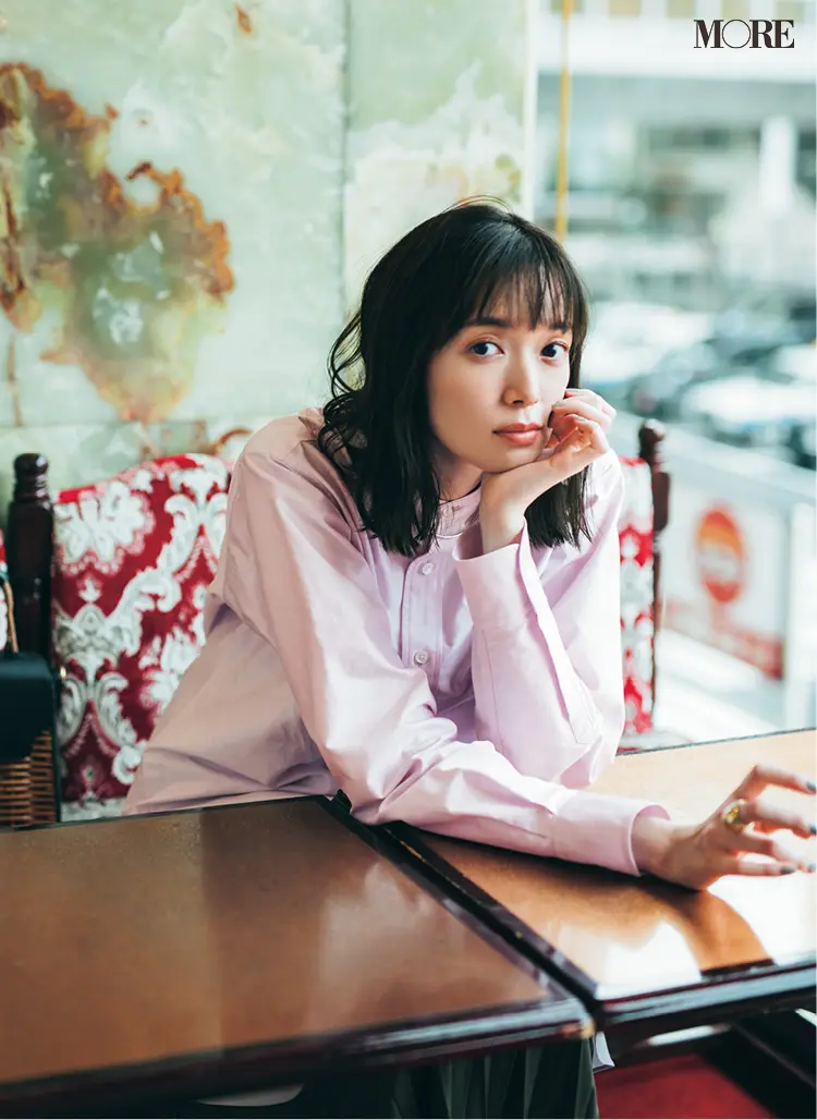 ピンクのバンドカラーシャツを着た佐藤栞里