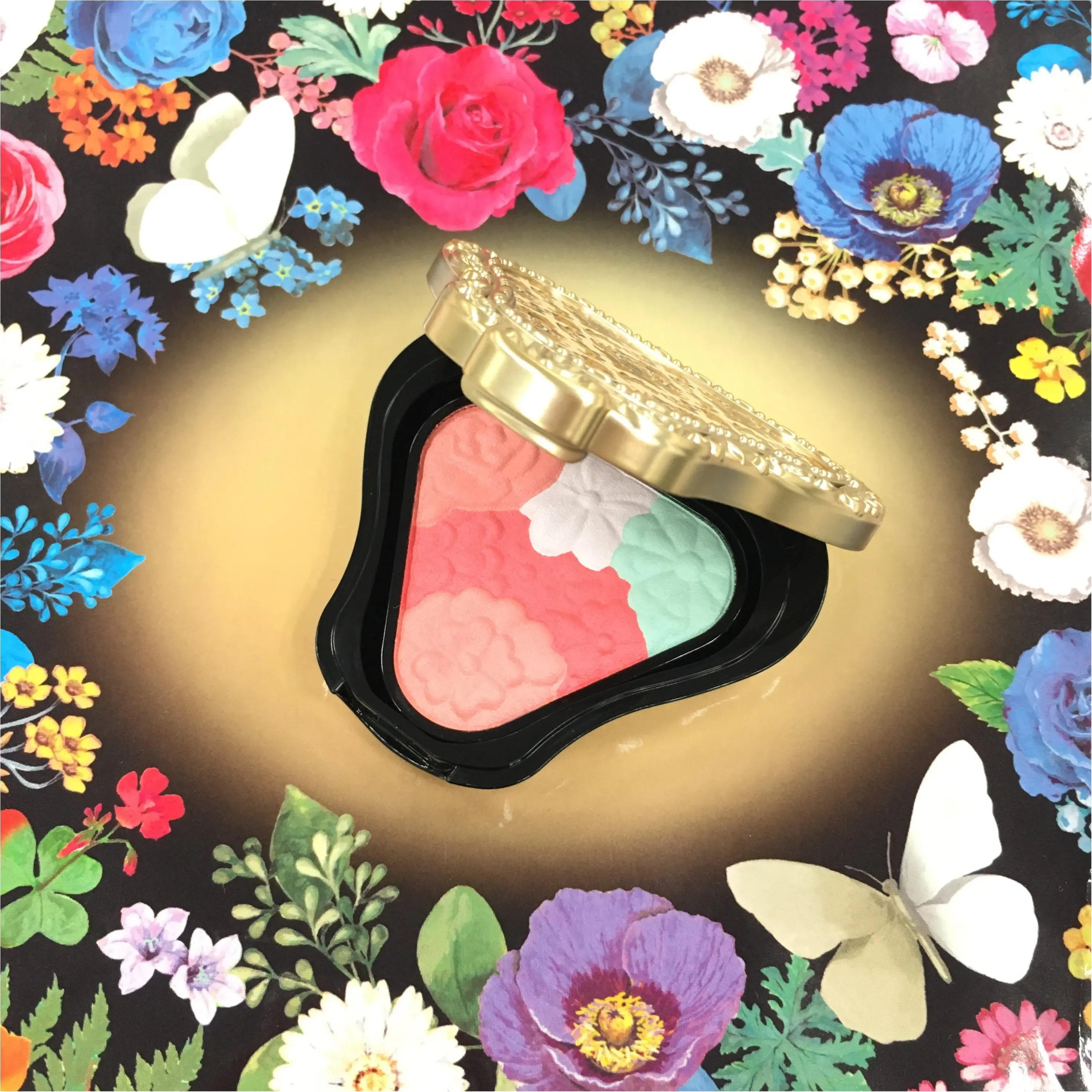 一目惚れ確実♡ 花かんむりのような『アナ スイ』新作チークに注目!_1