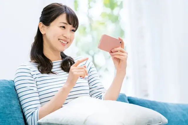 サブスクサービスの動画を観ている女性
