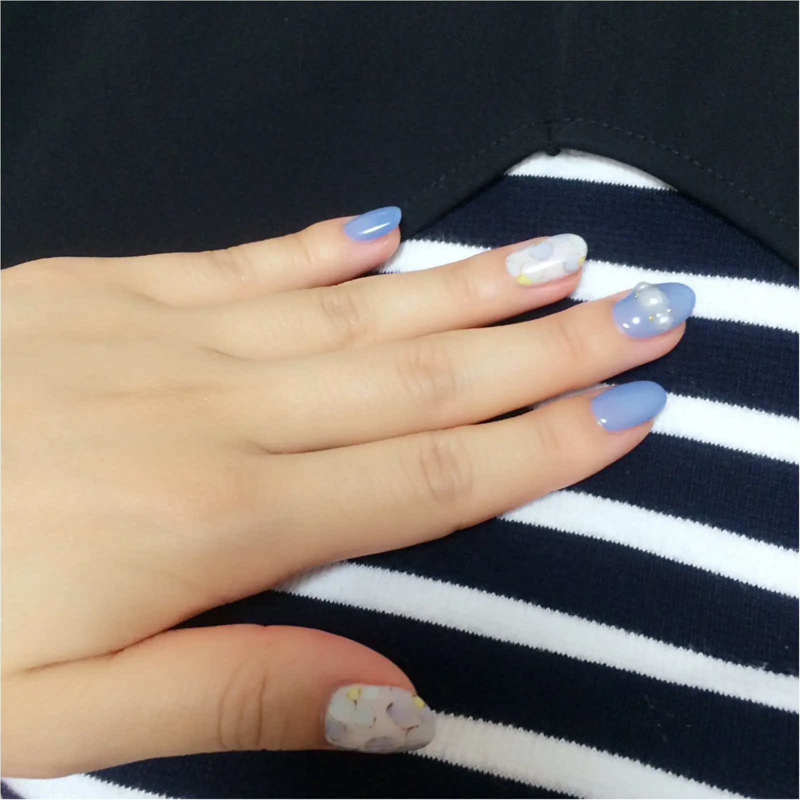 New Nail スモーキーブルーで初夏の爽やかネイル Moreインフルエンサーズブログ Daily More