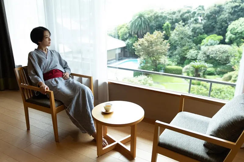 【星野リゾート】20代は1泊2万円以下!「界タビ 20s」を利用をした女性が宿の部屋でくつろいでいる様子