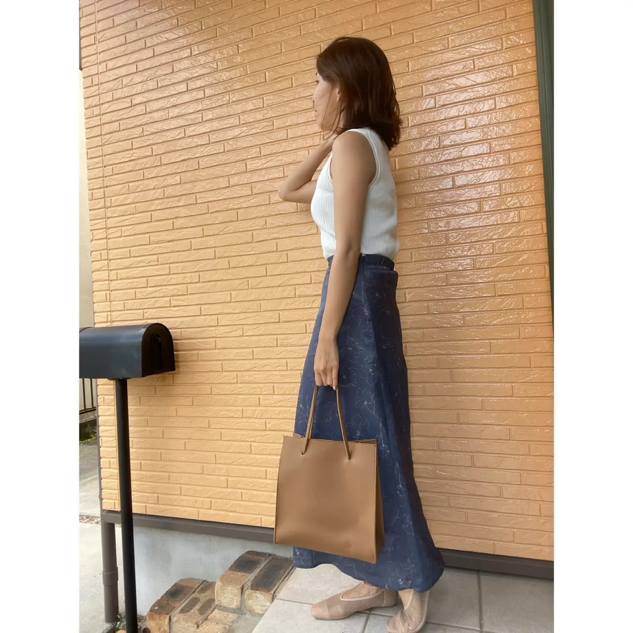 ポーズをとる女性