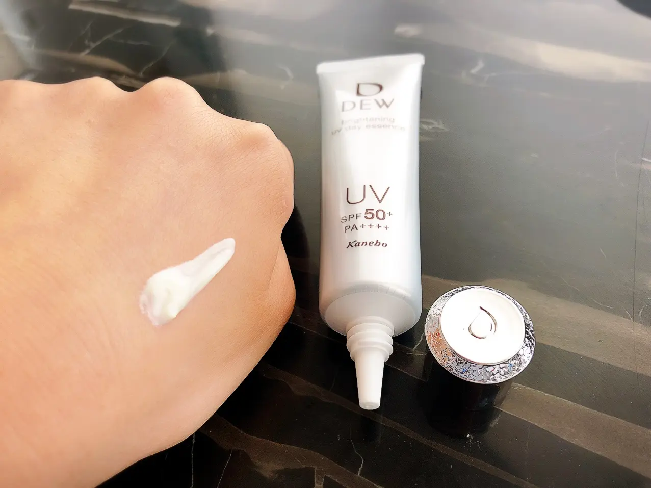 【#UVケア】NEW❁マスク生活に❁摩擦に強いUV美容液˚✧透明感×潤い˚✧DEW ブライトニングUVデイエッセンス_3