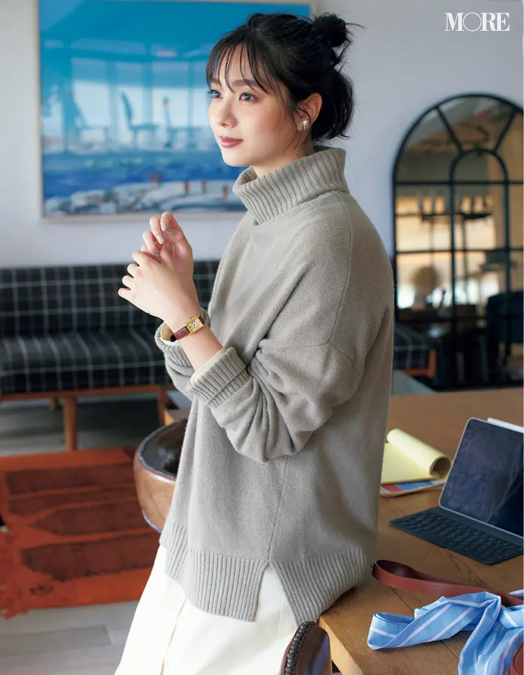 グレージュのオフタートルニットを着た新川優愛