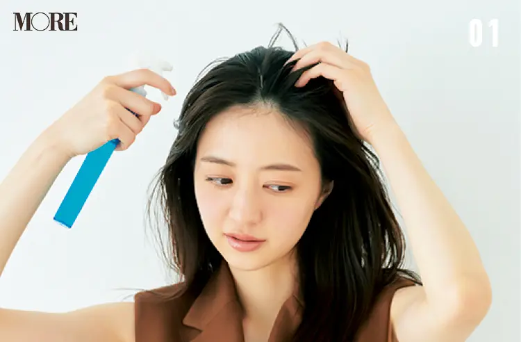 超簡単前髪ヘアアレンジ サイド流しバング の作り方 アイロンもブラシも使わずに寝ぐせをカバーできるから 忙しい朝にぴったり ビューティ コスメ メイク ヘア ダイエット Daily More