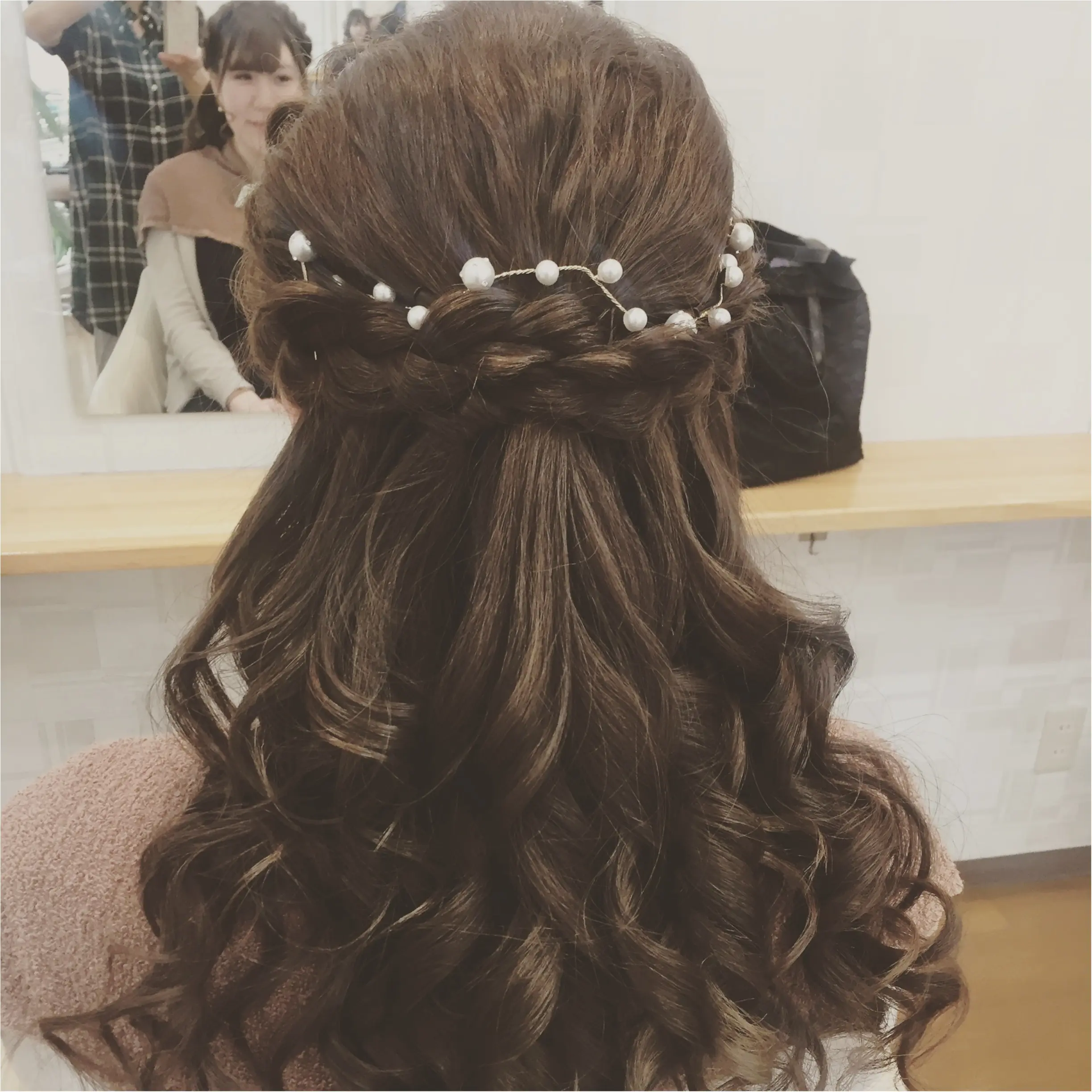 お呼ばれにぴったり!パールのバックカチューシャで華やかヘアアレンジ♪_3