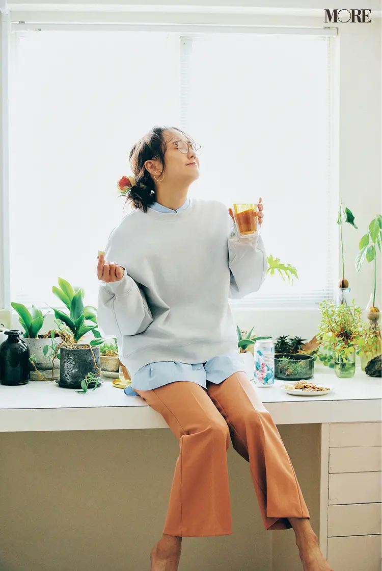 GUのスウェット×パンツコーデでメガネをかけた鈴木友菜