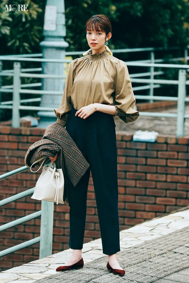 今日のコーデ 佐藤栞里 10月はギャザーブラウスに黒パンツの好印象コーデから ファッション コーディネート 代 Daily More