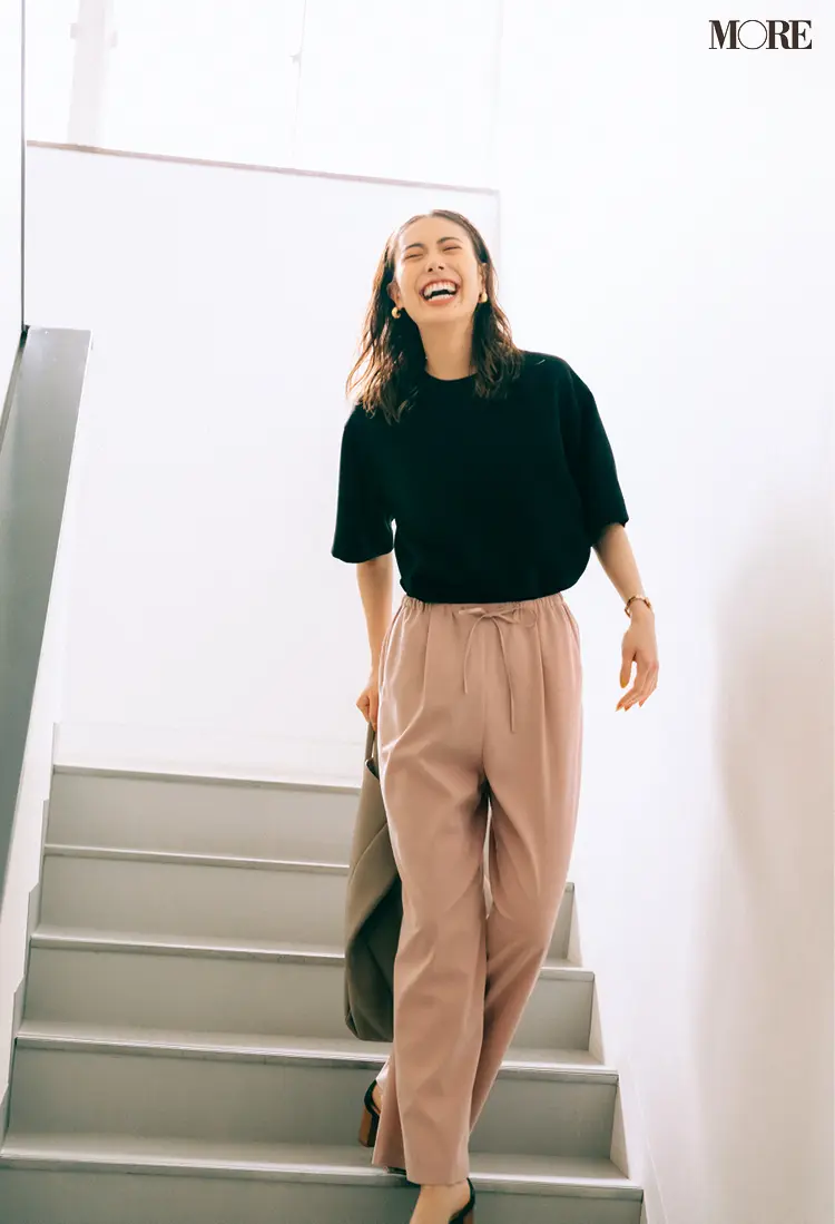 光沢感のあるゆるパンツときれいなTシャツのお仕事コーデ
