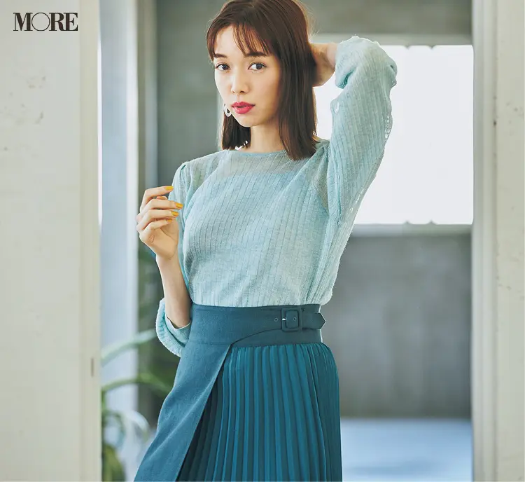 透けるニットを着た佐藤栞里