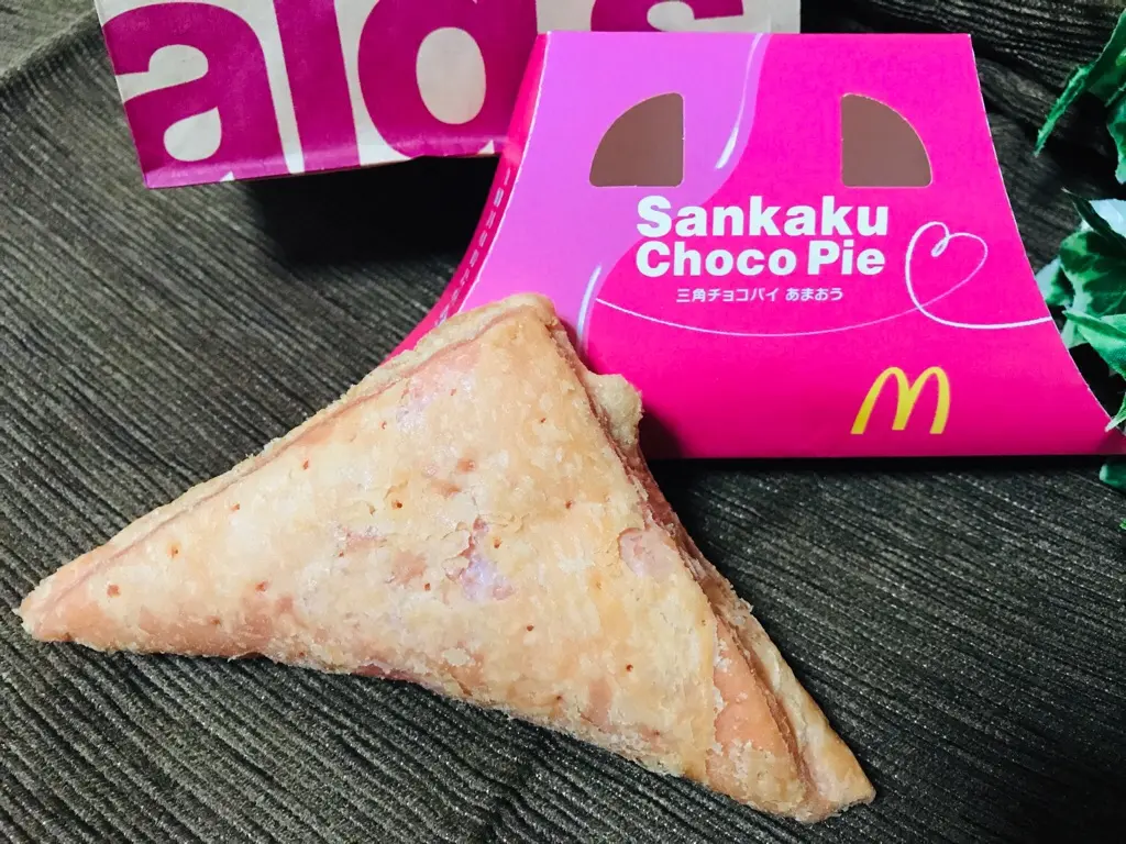 【マクドナルド】今年はひと味違う!冬の定番スイーツ《三角チョコパイ》にあまおう味が登場♡_3