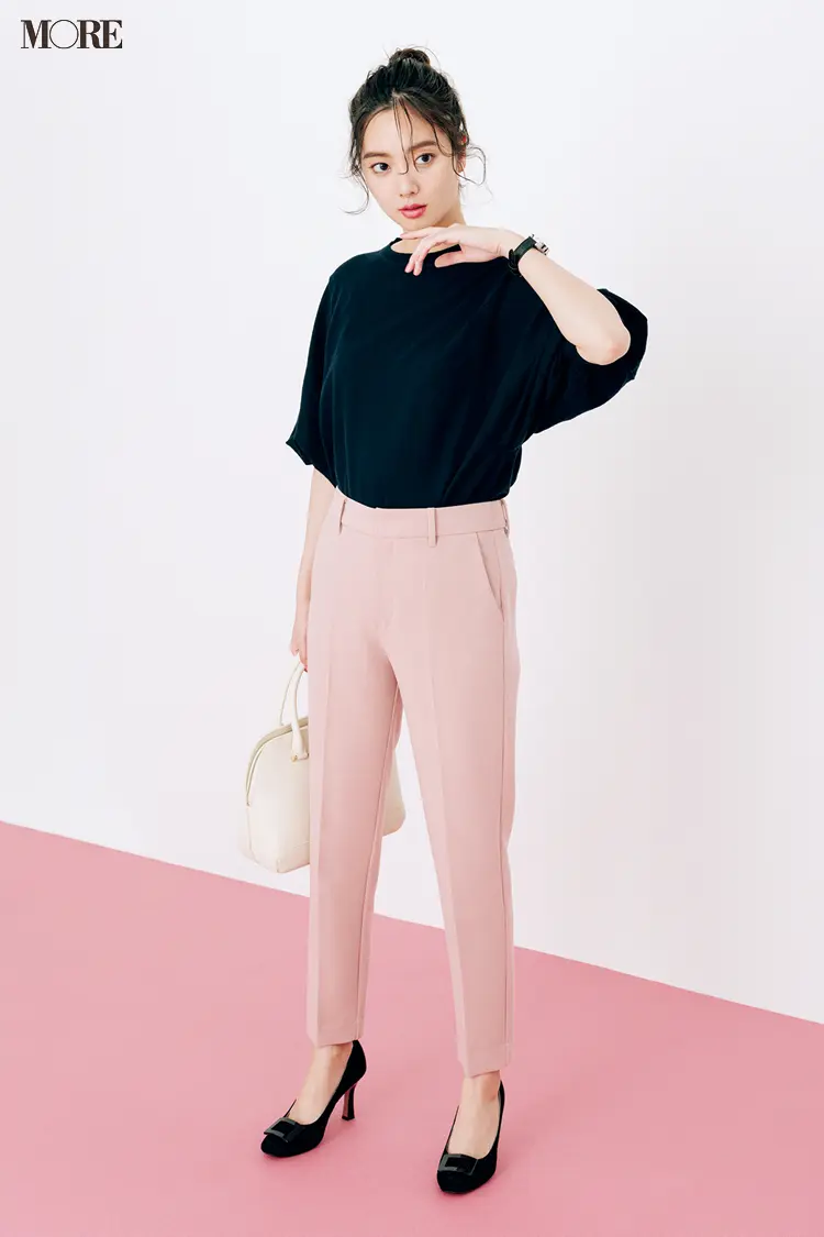 黒トップス×ピンクのペンシルパンツコーデの新川優愛
