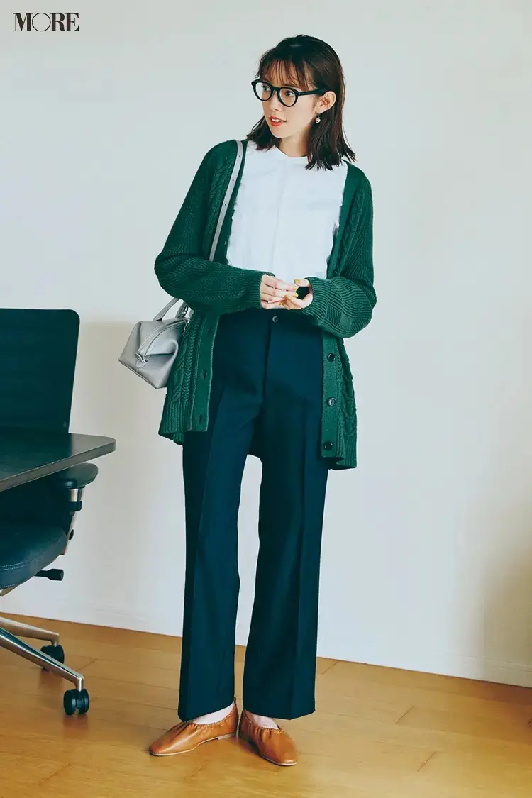 白シャツ×黒パンツに緑のカーディガンをはおった佐藤栞里